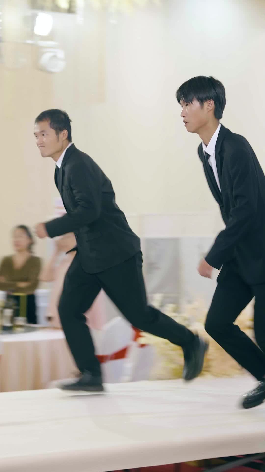 الحلقة 7 - على بابك ستة أطفال ينادونك أبًا